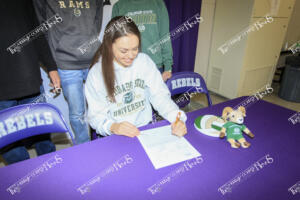 Alyssa Groves signing (4 of 5)