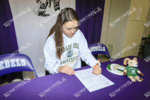 Alyssa Groves signing (5 of 5)